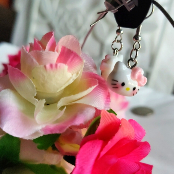 White Kitty Earrings Pink Bow - Picture 4 of 4